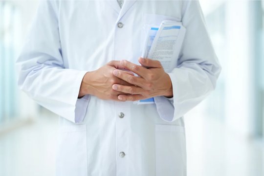 Доктор с документами